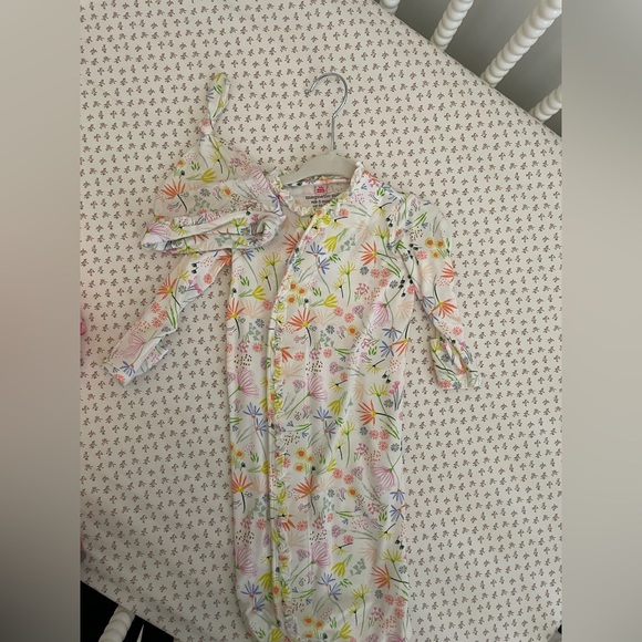 Magnetic Me - 3 Gown and Hat Sets (6 Pieces) Nb-3 Months - Picture 3 of 7